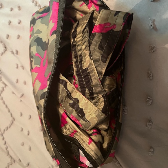 LUG hot pink/camo Packable puddle jumper- LIKE NEW - Picture 5 of 7